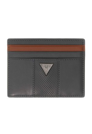 Grauer Leder-Kartenhalter mit braunem oberen Streifen, drei vorderen Taschen und einem silbernen, dreieckigen Guess-Logo, das auf dem strukturierten Lederpaneel zentriert ist.