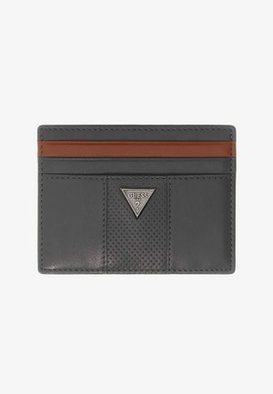 Portacarte in pelle grigia con fascia superiore marrone, tre tasche frontali e logo Guess triangolare argentato al centro del pannello in pelle goffrata.