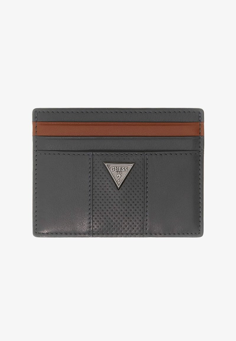 Porte-cartes en cuir gris avec une bande marron en haut, trois poches avant et un logo triangulaire argenté Guess centré sur un panneau en cuir texturé.