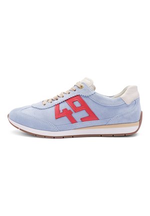 Hellblauer Wildleder-Sneaker mit einem auffälligen roten "49"-Logo, beigen Akzenten, runden Schnürsenkeln und einer weißen Gummisohle mit braunem Boden.