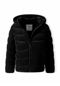 Sort polstret jakke med hætte, der har et vandret quiltet mønster, lynlås foran og en blød tekstilfinish.