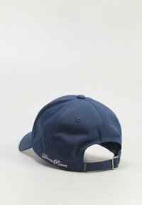 Granatowa czapka z bawełny z regulowanym paskiem z tyłu oraz wyszytym na boku napisem "Diverse Resort" w kolorze różowym. Pięć otworów wentylacyjnych.