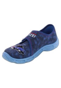 Blauwe canvas schoen met een gestructureerd oppervlak, elastische band en rubberen zool. Kenmerkt een geborduurde blauwe auto-ontwerp en rode letters.