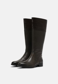 Botas altas de cuero marrón oscuro con una textura suave; patrón de cocodrilo elevado en la parte superior; tacón cuadrado; diseño de punta redondeada.