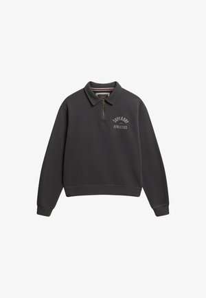 Sudadera gris con cremallera, con cuello de polo y un pequeño logo impreso "SUPERDRY ATHLETICS" en el lado izquierdo del pecho. Textura suave, corte casual.