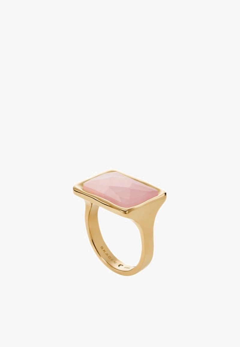 Ring i guldton med en rektangulär, fasetterad rosa sten. Slät ring med en modern design och polerad yta. Strukturerad yta på stenen.