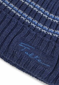 Berretto a maglia blu scuro con strisce blu più chiaro e crema. Presenta una texture a costine e il logo ricamato "Talk" in blu chiaro.