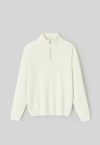 Pull-over blanc à côtes avec un col haut et une demi-fermeture éclair. Il présente des manches longues et une coupe décontractée.