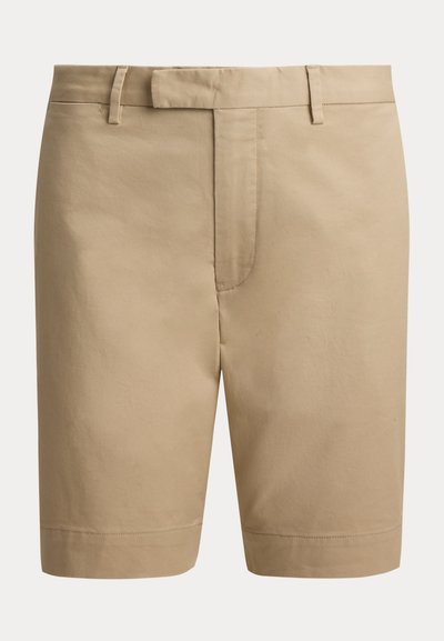 Beige skreddersydde shorts til knelengde med beltehemper og frontåpning, vist mot en ensfarget hvit bakgrunn.