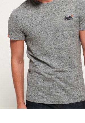 Grå kortærmet t-shirt lavet af tekstureret stof, med et lille marineblåt logo på venstre bryst og kontrasterende orange syninger på ærmet.