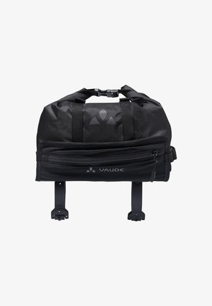 Borsa a sacco nera con tessuto testurizzato, due manici resistenti, una tasca frontale con zip e hardware di montaggio sulla base. Inclusa un'iconica marchiatura.