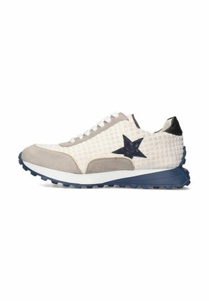 Sneaker con tomaia bianca testurizzata, accenti in suede grigio e un dettaglio a stella blu scuro. Presenta una suola in gomma azzurra chiara e lacci bianchi.