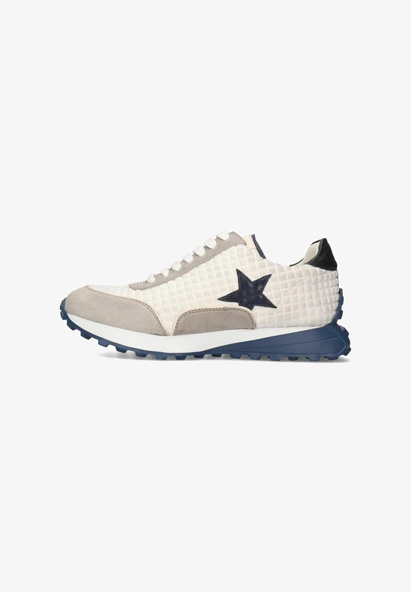 Sneaker mit einem strukturierten weißen Obermaterial, grauen Wildlederakzenten und einem dunkelblauen Stern-Detail. Verfügt über eine hellblaue Gummisohle und weiße Schnürsenkel.
