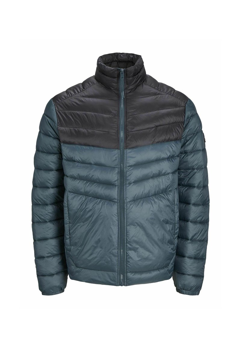 Chaqueta acolchada con una sección superior de color gris oscuro y una sección inferior de color teal, con cuello alto, cremallera completa y acabado texturizado.