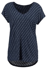 Marinblå kortärmad topp med ett geometriskt mönster av vita trianglar. V-ringning, lös passform och rundad nederkant för extra stil.