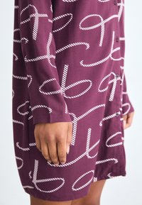 Triumph BOYFRIEND FIT - Noční košile - red/light