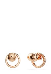 Örhängen i roséguld med en cirkulär hängande design, klara kristaller, en polerad yta och en cylindrisk mässingsdetalj för säker bärning.