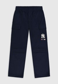 Marineblaue Cargo-Hosen mit einem elastischen Bund, zwei seitlichen Taschen und einem Logo-Patch. Hergestellt aus strapazierfähigem Stoff mit einer glatten Textur.