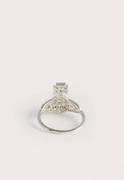 Bague en argent avec un centre rond et complexe orné de pierres roses et transparentes, et un anneau détaillé avec des accents de filigrane.