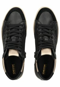 Černé vysoké tenisky s koženými a semišovými panely, plochými tkaničkami, zipovým uzávěrem a béžovým akcentem na patě. Logo Geox uvnitř.