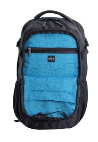 Schwarzer Rucksack mit blauem topografischem Mustereinsatz, mehreren Fächern, RFID-Tasche und strapazierfähigen Reißverschlüssen. Abgerundete Griffe oben.