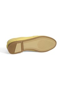 Gelbe flache Schuhe mit einer strukturierten Oberfläche, Gummisohle und einem quadratischen Absatzdesign. Verfügt über eine glatte, abgerundete Zehenpartie und eine gemusterte Sohle.