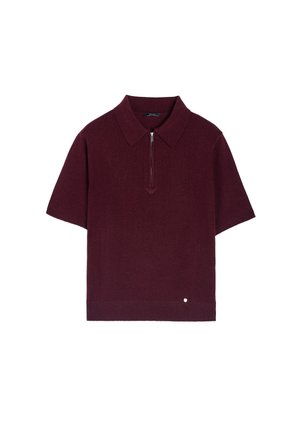 Burgundowa koszulka polo z krótkim rękawem, wykonana z teksturowanej dzianiny, z zamkiem przy kołnierzu oraz małym metalowym akcentem przy dolnym brzegu.
