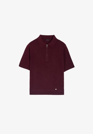 Burgundowa koszulka polo z krótkim rękawem, wykonana z teksturowanej dzianiny, z zamkiem przy kołnierzu oraz małym metalowym akcentem przy dolnym brzegu.