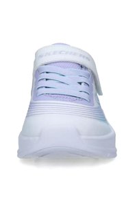 Scarpe Skechers con un design prevalentemente bianco, con accenti di lavanda chiaro, parte superiore in rete e una cinghia per una chiusura sicura.
