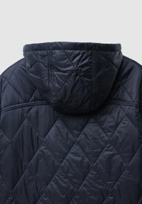 Giacca trapuntata blu navy con cappuccio, motivo a diamante e materiale sintetico lucido con cuciture visibili e un design pulito e minimalista.