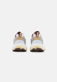Puma MORPHIC - Cestná bežecká obuv - white/creamy vanilla