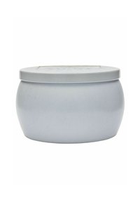 Pyöreä säilytysastia mattahopeisessa pinnassa, jossa on tasainen kansi, jossa on hienovarainen tekstuuri. Sileä pinta, ilman näkyviä kuvioita tai tarvikkeita.