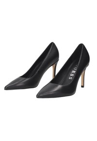 Pumps nere in pelle con tacco alto, punta affusolata e tacco sottile, caratterizzate da una texture liscia e un design minimale. Interno con logo del marchio.