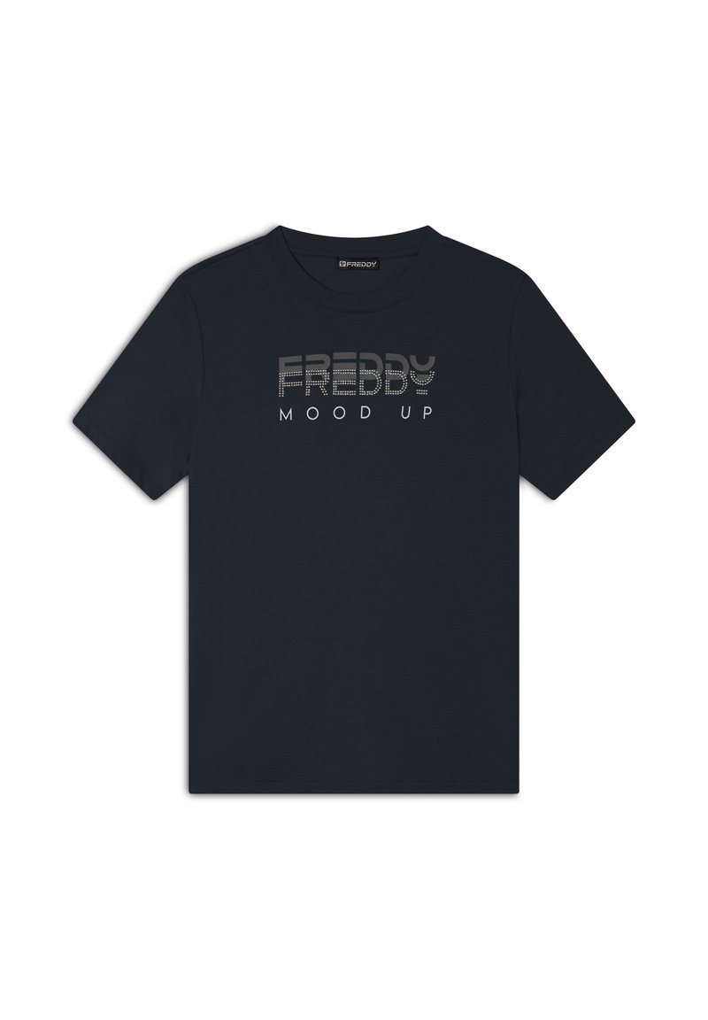 Camiseta de cuello redondo azul marino hecha de tejido suave, con el texto "FREDDY MOOD UP" en plateado metálico y un diseño estampado.