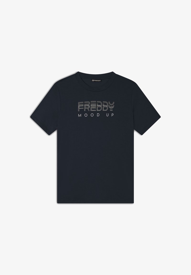 Camiseta de cuello redondo azul marino hecha de tejido suave, con el texto "FREDDY MOOD UP" en plateado metálico y un diseño estampado.
