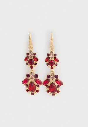 Boucles d'oreilles pendantes ton or avec pierres précieuses rouges et violettes en forme de goutte et rondes, disposées en motifs floraux ornés.