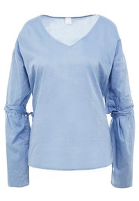 Blouse bleu clair à manches longues en tissu doux, avec un décolleté en V et des accents froncés aux poignets. Texture lisse et coupe décontractée.