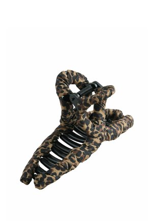 Hair claw clip with black plastic teeth wrapped in leopard print fabric, showing spring mechanism and open jaws on white background.
