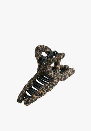 Hair claw clip with black plastic teeth wrapped in leopard print fabric, showing spring mechanism and open jaws on white background.