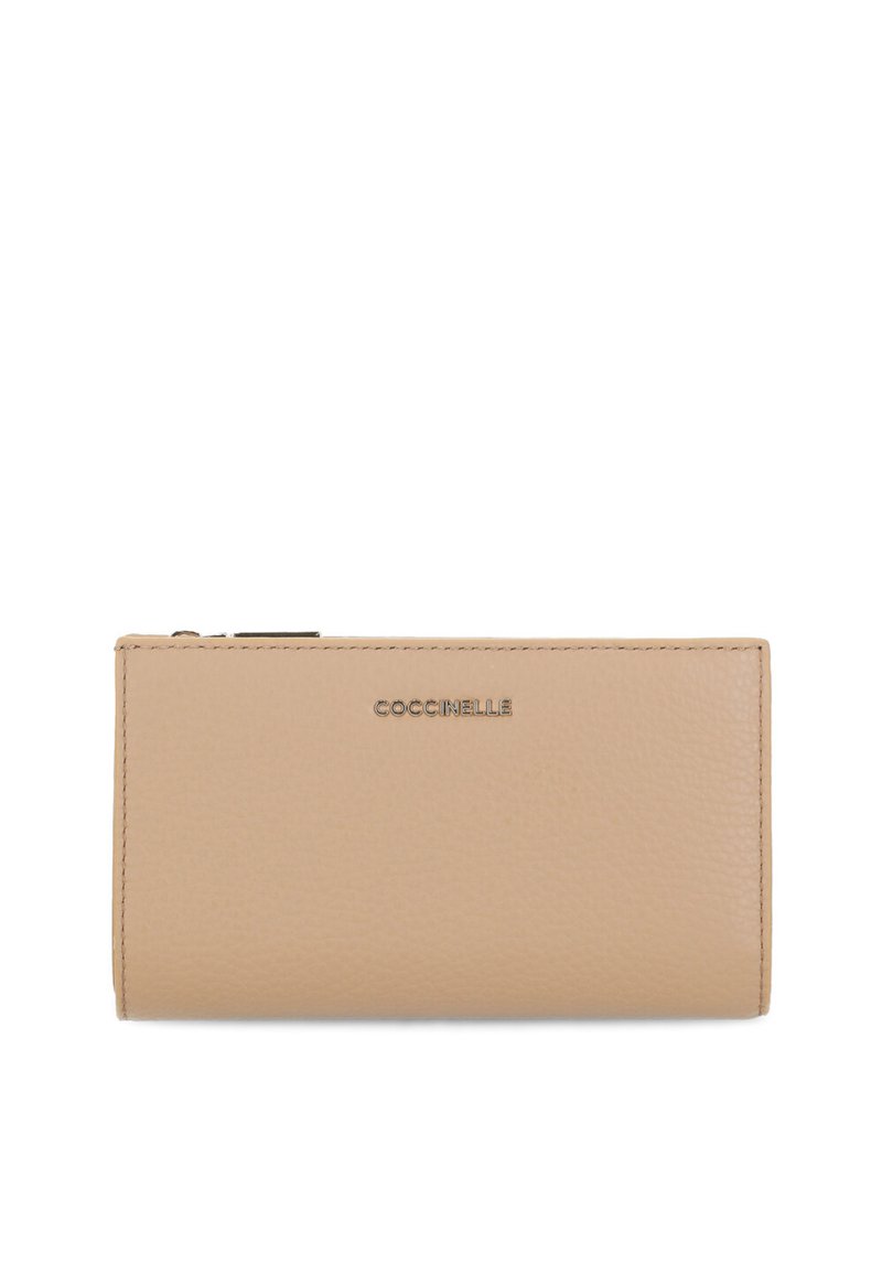 Portafoglio in pelle beige con superficie testurizzata, dotato di logo visibile in oro metallico, chiusura con zip e forma rettangolare.