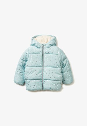 Chaqueta acolchada azul claro con capucha, que presenta un suave forro de felpa beige y un patrón de corazones plateados y blancos. Cierre frontal con cremallera.