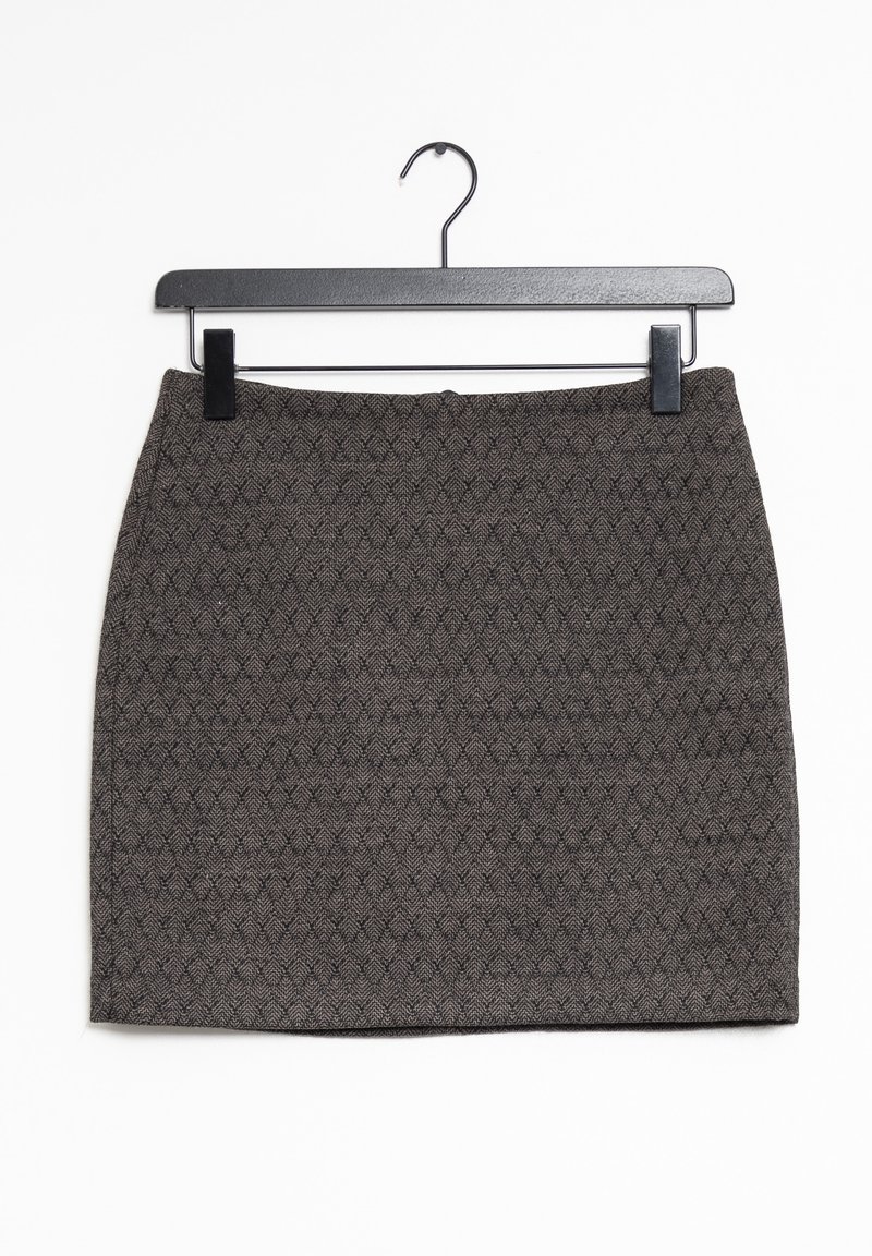 Jupe mi-longue gris foncé à motif chevrons subtil suspendue sur un cintre noir à pince, sur fond blanc.