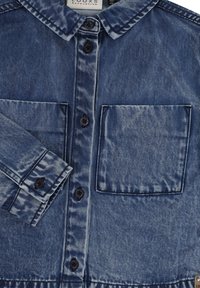 Denim overhemd met een gemiddelde wassing, knoopsluiting aan de voorkant, kraag en twee borstzakken. Voorzien van zwarte knopen en een subtiele textuur.