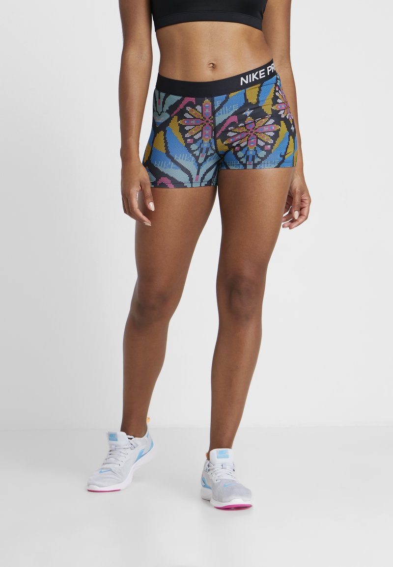 Szorty Nike Pro w kolorowy wzór kwiatowy, wykonane z elastycznego materiału z czarną talią. Dostępne w intensywnych kolorach niebieskim, różowym i żółtym.