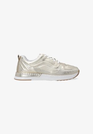 Metallic sølv sneakers med en tekstureret overflade, mesh-paneler og en hvid sål. Funktionerne inkluderer dekorativ syning og en pull-tab på hælen.