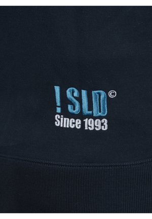 Marineblaues Sweatshirt mit blauem und weißem gesticktem Text "!SLD © Seit 1993" in der Mitte, aus Baumwollmischung, mit geripptem Saum.