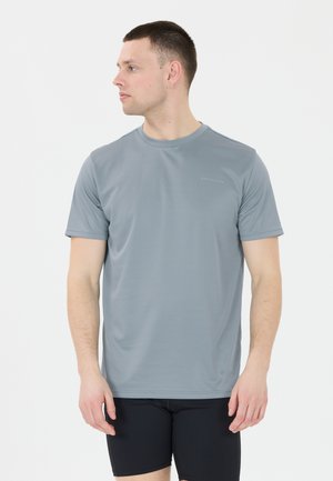 Graues, kurzärmliges Sport-T-Shirt aus glattem Stoff mit Rundhalsausschnitt, das ein dezentes Logo auf der linken Brust trägt.