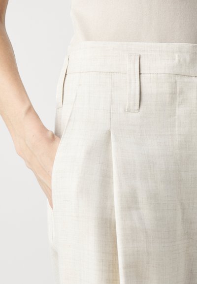 Λινές παν trousers σε ανοιχτό μπεζ απόχρωση με υφή, έχοντας επίπεδο μπροστινό μέρος, πλαϊνές τσέπες και προσαρμοσμένη ζώνη.