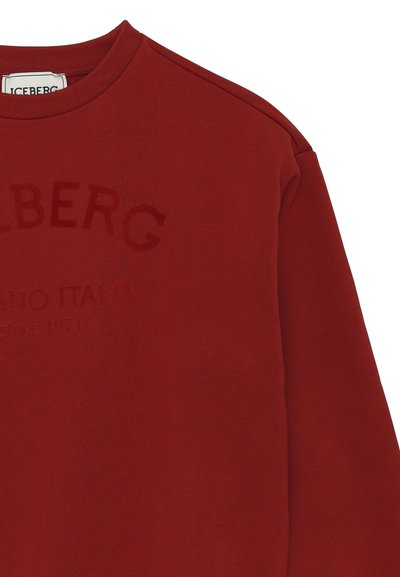 Sweatshirt rosso realizzato in tessuto morbido, con scollatura rotonda, maniche lunghe e logo in rilievo "ICEBERG" sul davanti.