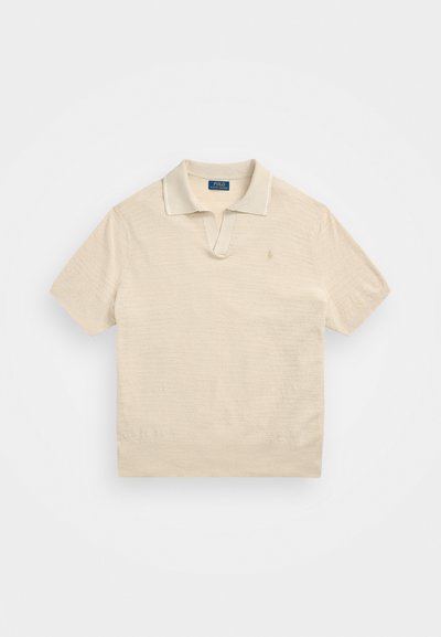 Polo majica s kratkimi rokavi v svetlo bež barvi z teksturirano tkanino, kontrastnim ovratnikom in majhnim vezenim logotipom na levem prsnem delu.